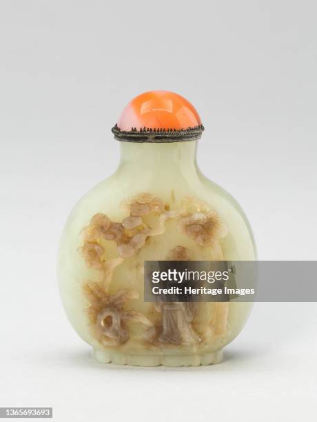Snuff Bottle with a Bat-Shaped Base, Qing dynasty . Artist Unknown.