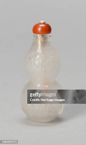 Gourd-Shaped Snuff Bottle with Bats, Qing dynasty , 1800-1900. Artist Unknown.