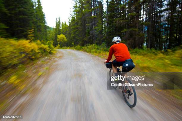 bikepacking gravel fahrradtour - radfahren männer stock-fotos und bilder