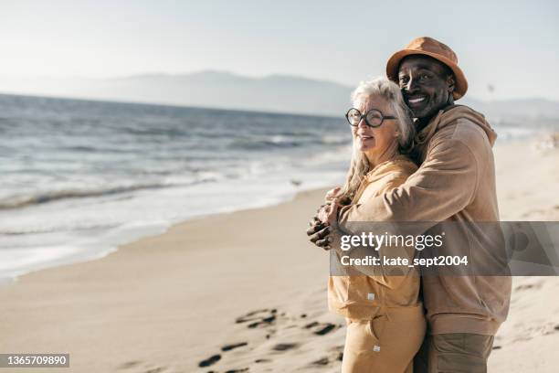 budget friendly destinations. living on a fixed income - couple dunes stockfoto's en -beelden