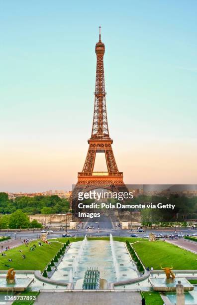 iconic eiffel tower, paris - champs de mars stockfoto's en -beelden
