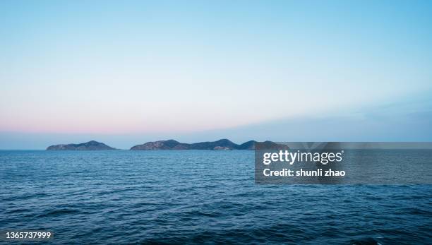 island on open ocean - distant horizon stock pictures, royalty-free photos & images