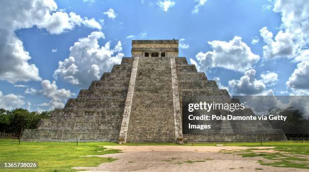 a pyramid in chichen itza, mexico - latin american civilizations - fotografias e filmes do acervo