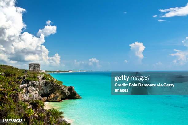 panoramic view of the mayan ruins  mexico - tulum ストックフォトと画像