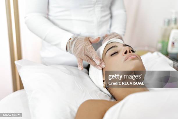 beautiful latin american woman in spa beauty salon - parte del cuerpo humano stock pictures, royalty-free photos & images