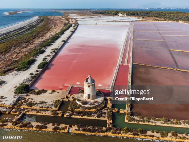 vista aérea de las salinas rosadas en sicilia, italia - marsala sicily fotografías e imágenes de stock