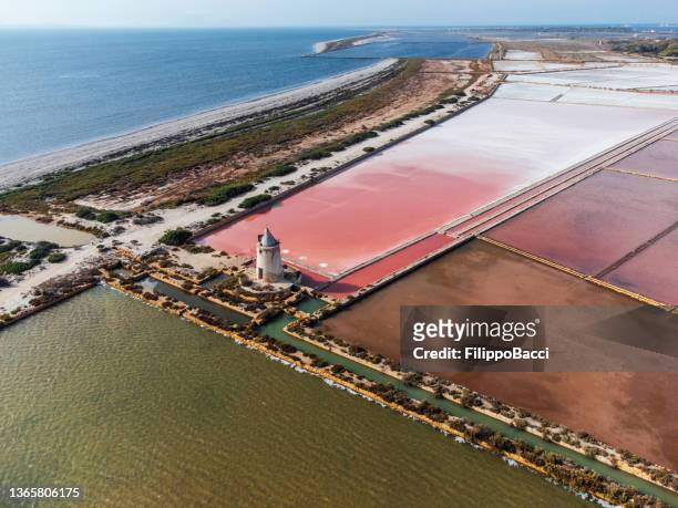 vista aérea de las salinas rosadas en sicilia, italia - marsala sicily fotografías e imágenes de stock