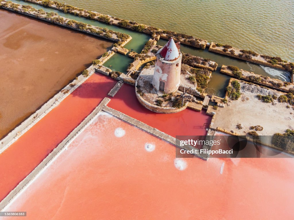 Luftaufnahme der rosa Salzebenen in Sizilien, Italien