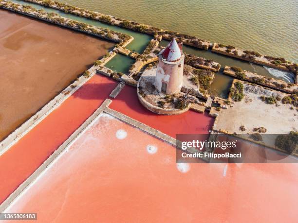 vue aérienne des marais salants roses en sicile, italie - sel minéraux photos et images de collection