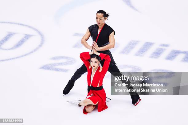 Kana Muramoto and Daisuke Takahashi of Japan compete in the Ice Dance Rhythm Dance during the ISU Four Continents Figure Skating Championships at...