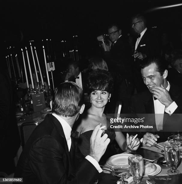 From left to right, actors Roddy McDowall , Suzanne Pleshette and singer Robert Goulet at the Thalian ball, USA, 1964.