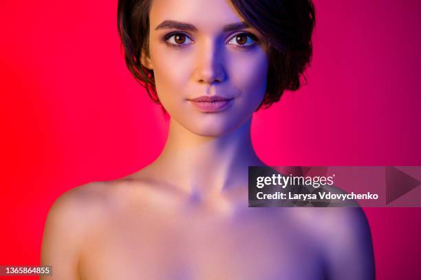 cropped photo of cute short hairdo young lady without clothes isolated on vibrant neon red color background - short à paillettes photos et images de collection