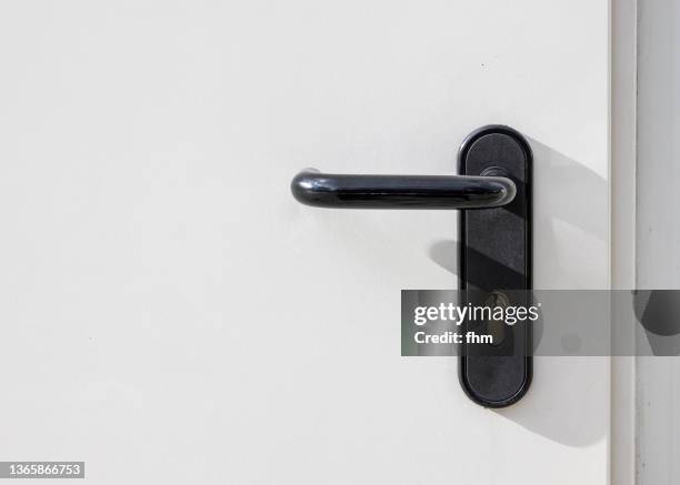 white door and doorknob - buco della serratura foto e immagini stock