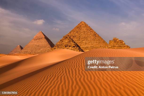 sunset view of pyramid complex of giza with sand dunes, in cairo, egypt - valle de los reyes fotografías e imágenes de stock