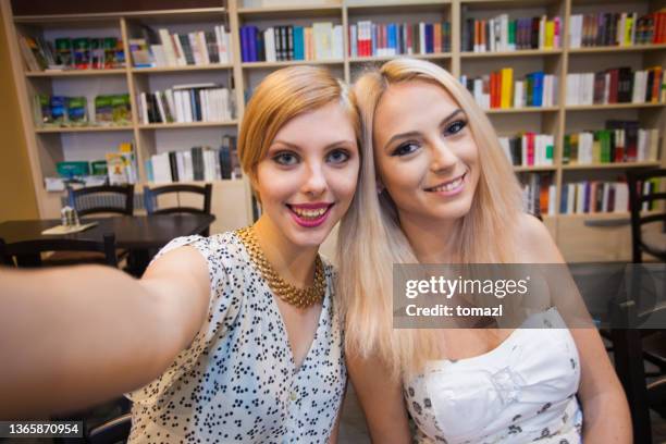 donne che si fanno un selfie. - blonde woman selfie foto e immagini stock