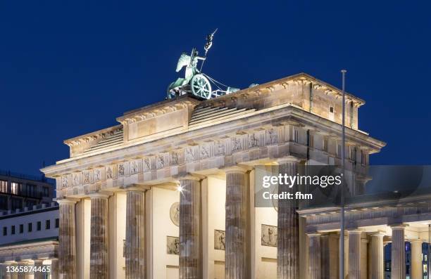 brandenburg gate at blue hour (berlin, germany) - quadriga statue brandenburg gate stock-fotos und bilder