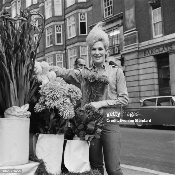 English singer Dusty Springfield at a flower stall on Bickenhall Street in Marylebone, London, UK, 24th September 1963.