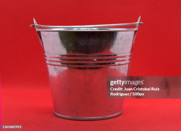 cubo de lata,close-up of drink in glass against red background,los barrios,spain - metal bucket stock pictures, royalty-free photos & images