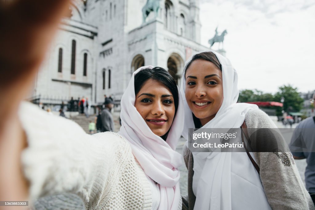 True friendship, friends roaming in Paris city streets