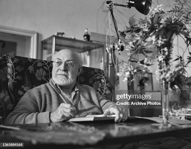 French artist Henri Matisse drawing in his living room at the Villa le Rêve in Vence, France, circa 1948.