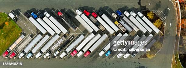 panorama-top-down-drohnenaufnahme von lastwagen, die am truck stop geparkt sind - straßenfracht stock-fotos und bilder