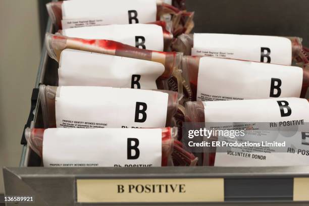 tablett von b positive blut taschen - blood group stock-fotos und bilder