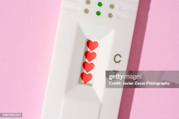 rapid antigen test: positive in love on pink background - love is /// stock-fotos und bilder