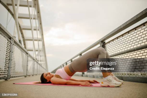 donna che pratica yoga, fa esercizio del glute bridge, dvi pada pithasana - bottom foto e immagini stock