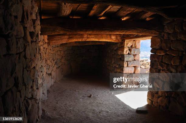 pucará de tilcara, jujuy, argentina. sitio arqueológico en la quebrada de humahuaca. vista interior. - provinz jujuy stock-fotos und bilder