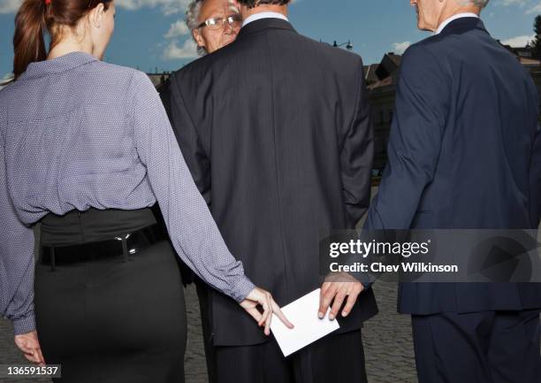 gens d'affaires en passant par les notes secrètement - initiative photos et images de collection