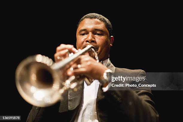 trumpet player in orchestra - trumpet stockfoto's en -beelden