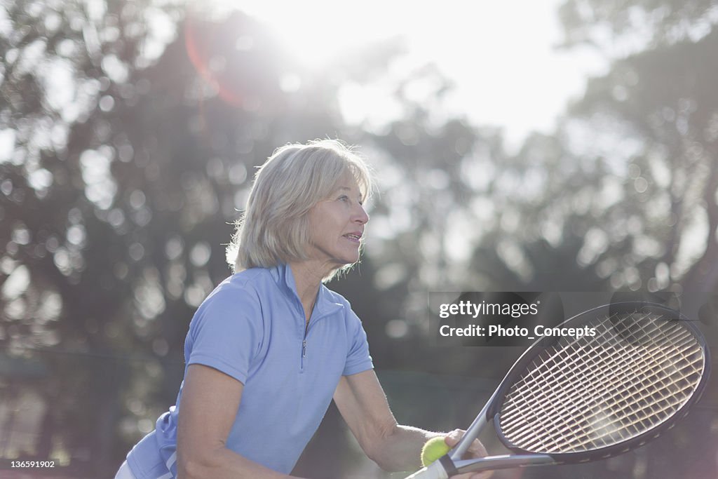 Mais mulher jogar tênis ao ar livre