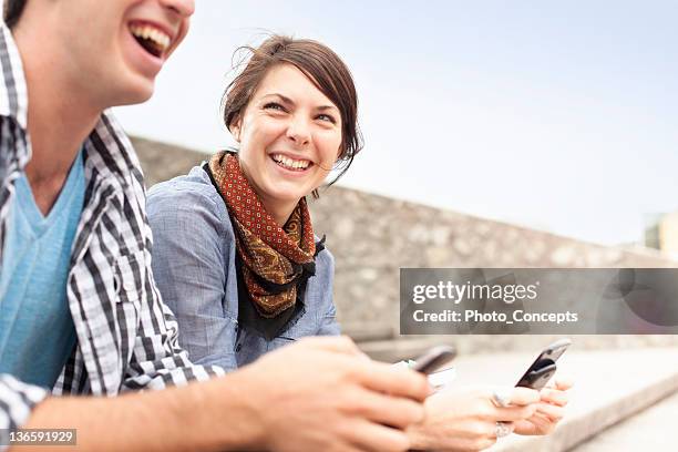 étudiants à l'aide de téléphone portable sur les étapes - partie-médiane photos et images de collection