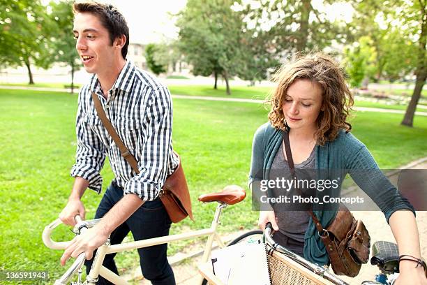 pareja caminando bicicletas en el parque - peterborough ontario fotografías e imágenes de stock