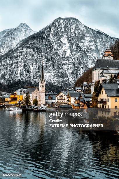 village of hallstatt, assim como de um conto de fadas - salzkammergut - fotografias e filmes do acervo