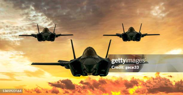 雲の上を飛ぶf-35戦闘機 - 戦闘機 ストックフォトと画像