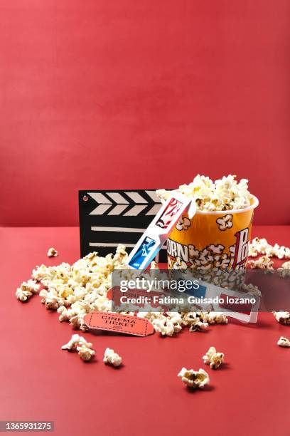commercial still life with cinema glasses, 3d, cinema popcorn, cinema tickets and director's clapperboard - premiere of vertical entertainments in darkness arrivals stockfoto's en -beelden