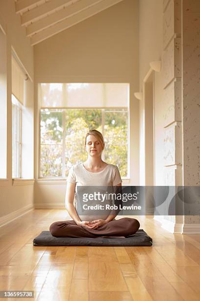 usa, california, los angeles, beverly hills, pregnant woman practicing yoga - schneidersitz stock-fotos und bilder