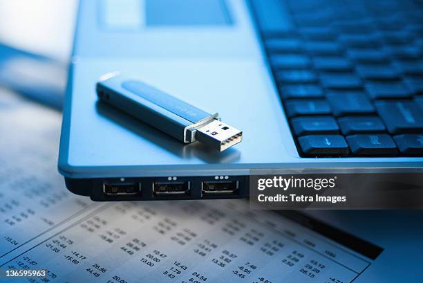 studio shot of laptop with memory stick - usb stick stock-fotos und bilder