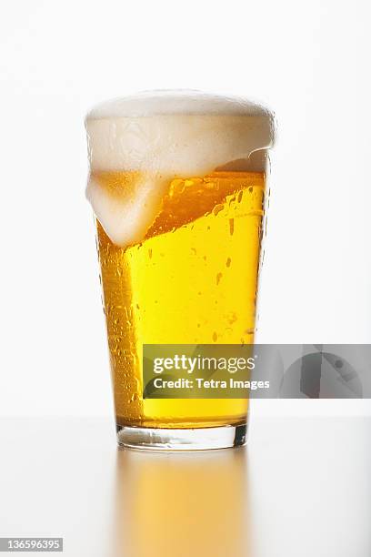 studio shot of pale ale in glass - bierglas stockfoto's en -beelden