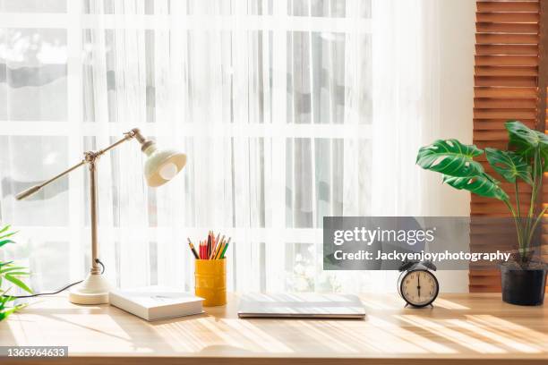 laptop and office supplies on home office desk - homeoffice 個照片及圖片檔