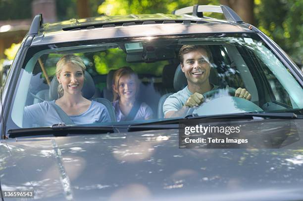 usa, new york state, old westbury, parents with daughter (10-11) driving car - family inside car - fotografias e filmes do acervo
