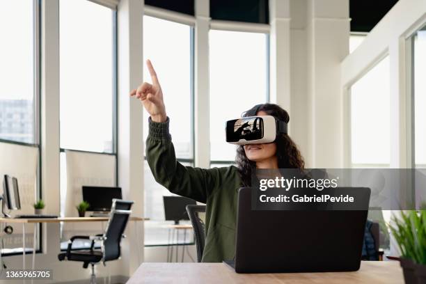 femme au bureau portant des lunettes vr lors d’une réunion - vue subjective en réalité virtuelle photos et images de collection