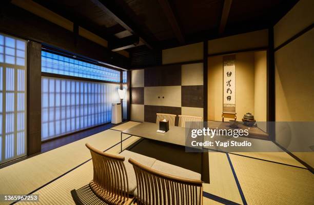 japanese-style rooms in a traditional kyoto machiya renovated into a modern hotel. - daily life in kyoto stock-fotos und bilder