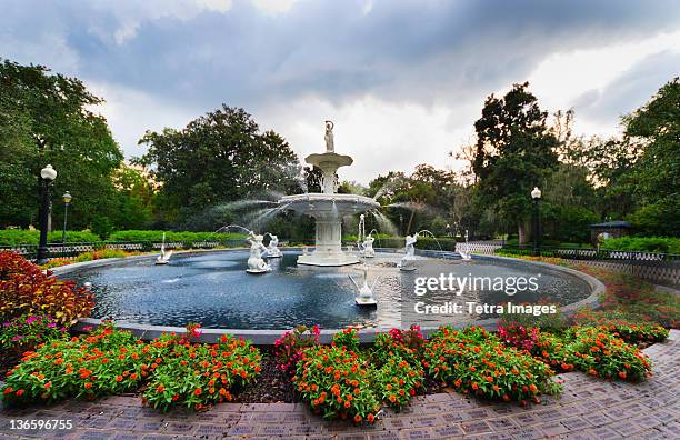 usa, georgia, savannah, foley square, fountain in park - savannah georgia 個照片及圖片檔