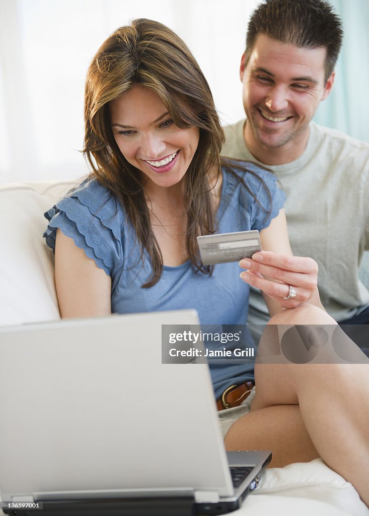 USA, New Jersey, Jersey City, Smiling couple shopping online
