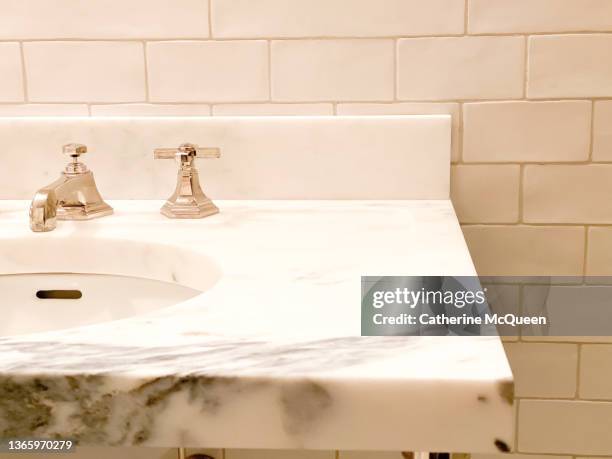 marble slab bathroom sink counter - lavabo photos et images de collection