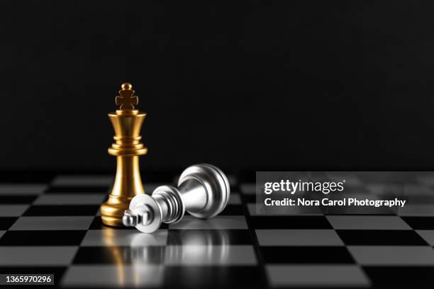 gold and silver colored chess king pieces checkmate - challenge authority stock pictures, royalty-free photos & images