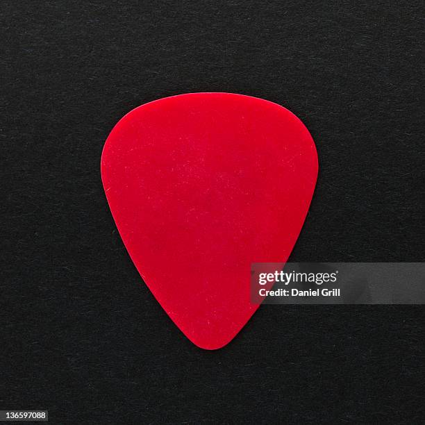 close-up of guitar pick, studio shot - gitaarplectrum stockfoto's en -beelden