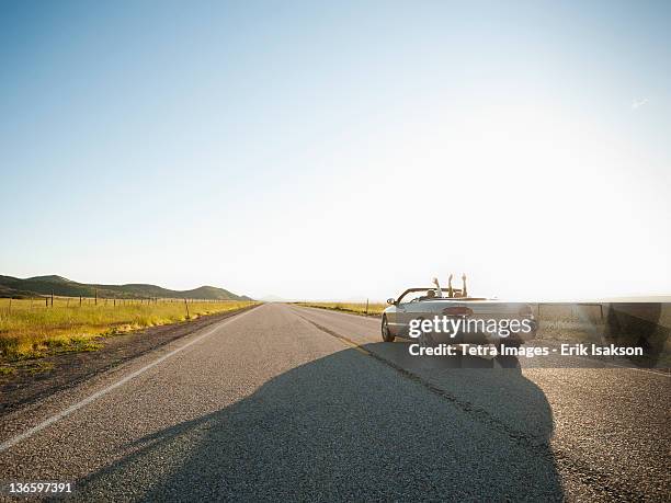 usa, utah, kanosh, happy couple driving on empty road - voiture perspective photos et images de collection